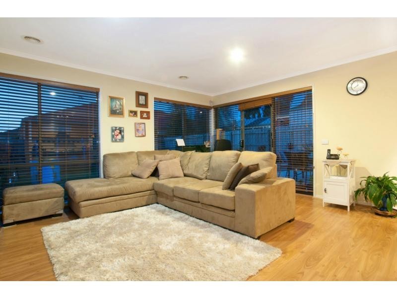 18 Glenshee Drive, Lynbrook VIC 3975
