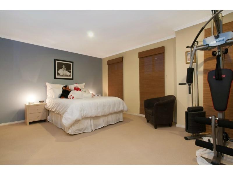 18 Glenshee Drive, Lynbrook VIC 3975