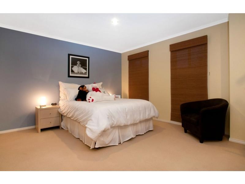 18 Glenshee Drive, Lynbrook VIC 3975