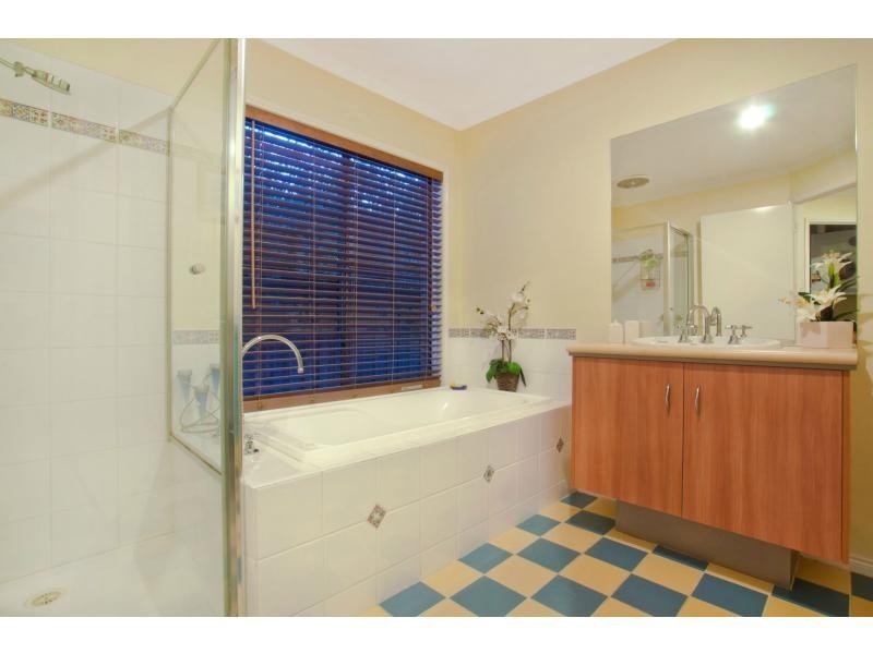 18 Glenshee Drive, Lynbrook VIC 3975