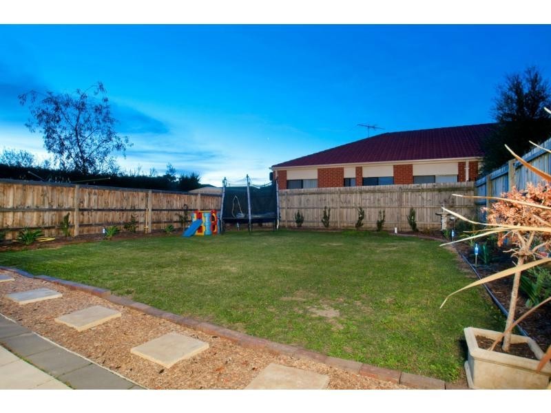 18 Glenshee Drive, Lynbrook VIC 3975