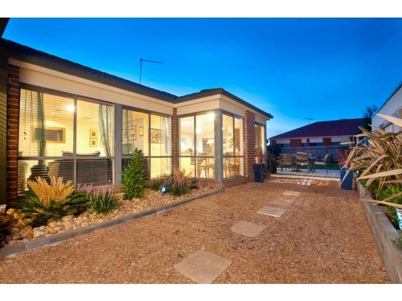 18 Glenshee Drive, Lynbrook VIC 3975