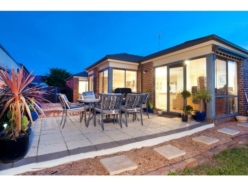 18 Glenshee Drive, Lynbrook VIC 3975