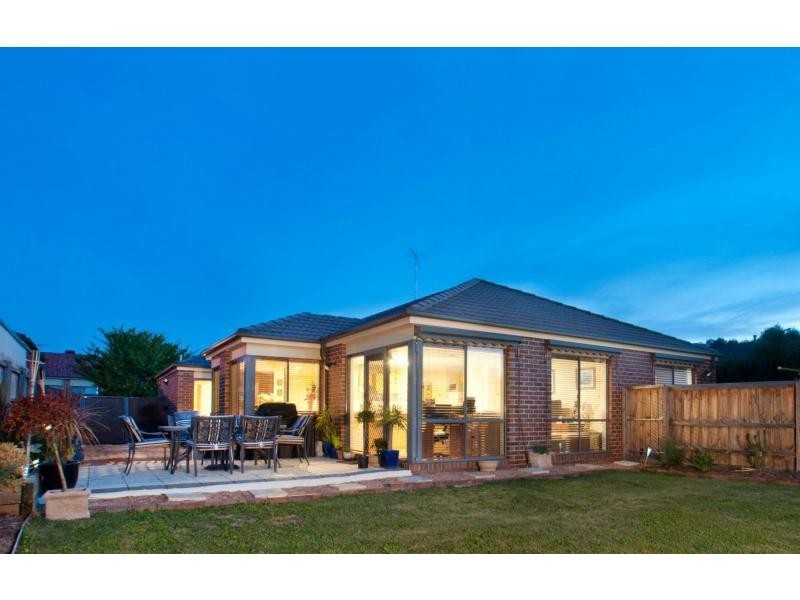 18 Glenshee Drive, Lynbrook VIC 3975