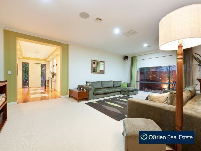 8 Hamdon Green Street, Berwick VIC 3806