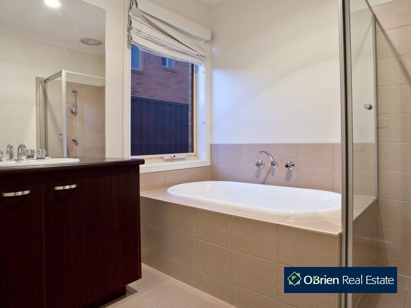 5 Strahan Close, Berwick VIC 3806