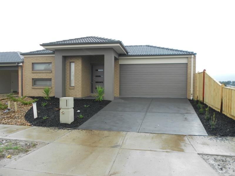 12 Howe Way, Cranbourne East VIC 3977