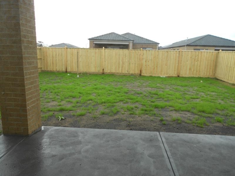 12 Howe Way, Cranbourne East VIC 3977