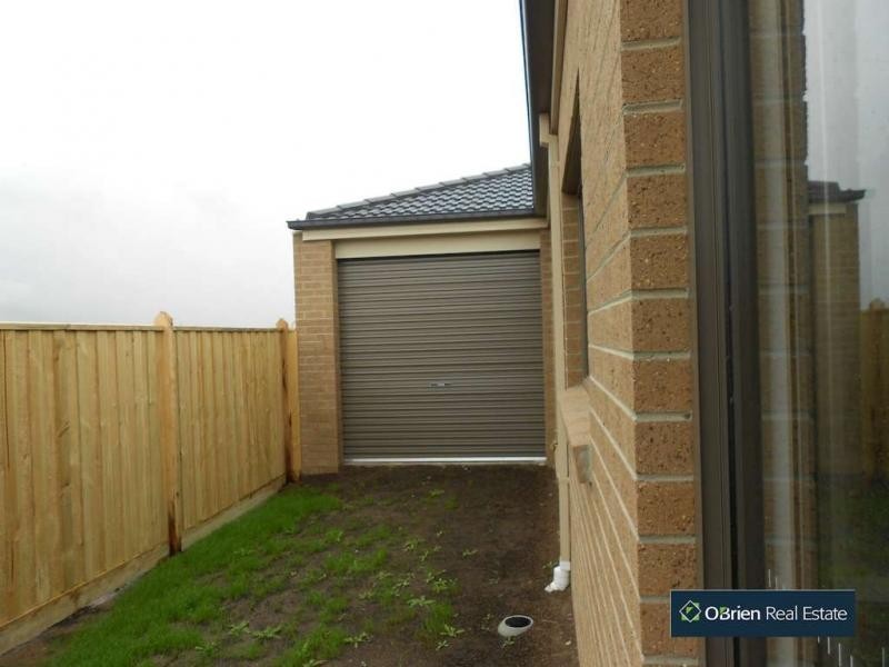 12 Howe Way, Cranbourne East VIC 3977
