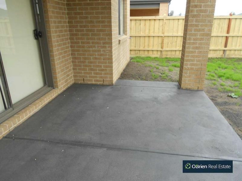 12 Howe Way, Cranbourne East VIC 3977