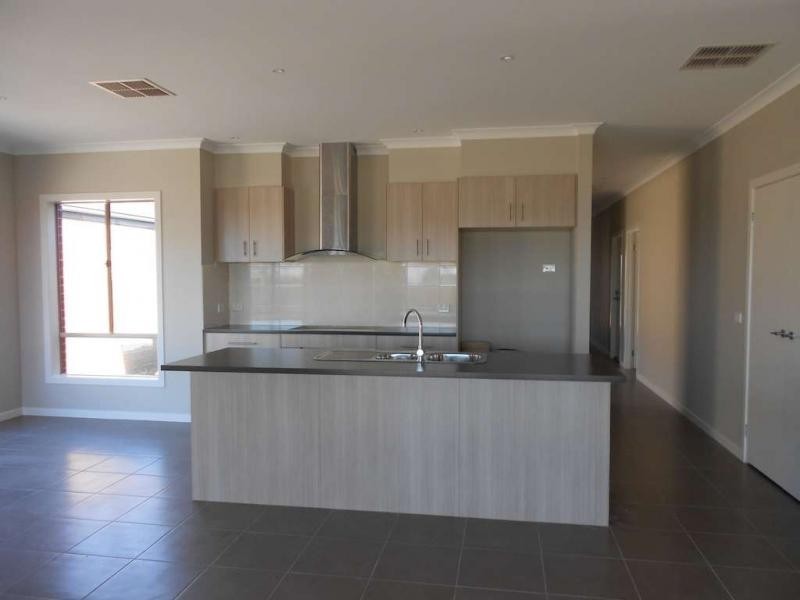 10 Curren Drive, Officer VIC 3809