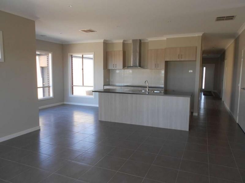 10 Curren Drive, Officer VIC 3809