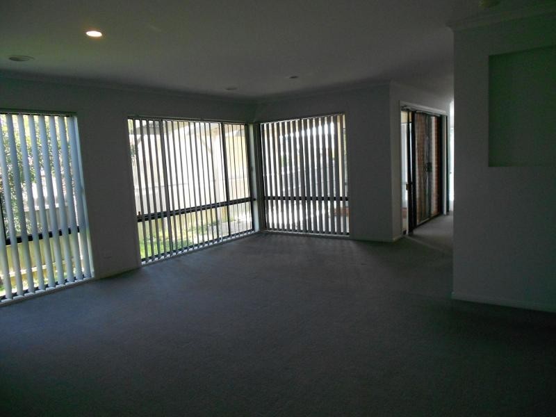 16 Fieldhouse Lane, Berwick VIC 3806