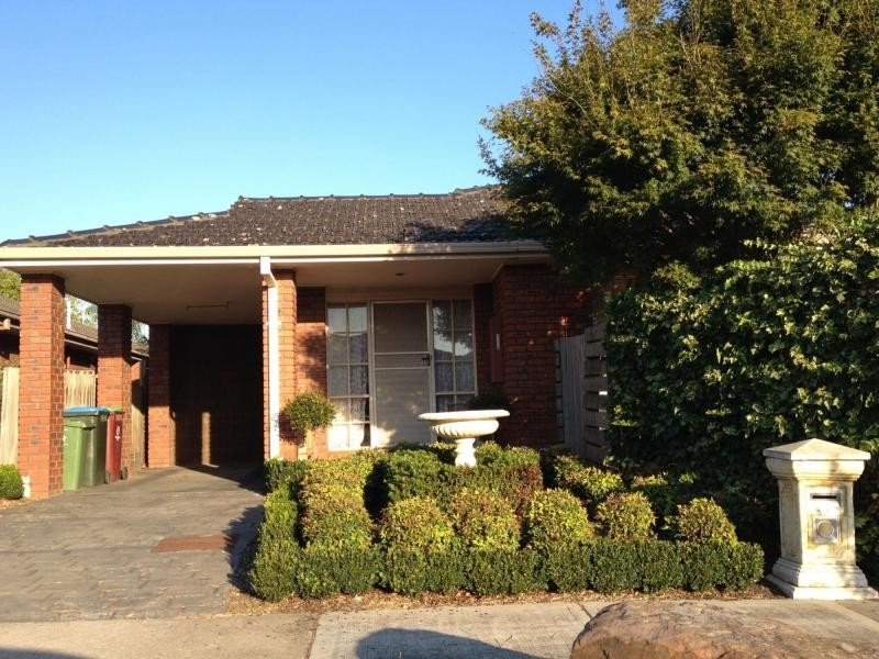 2/49 Collins Crescent, Berwick VIC 3806