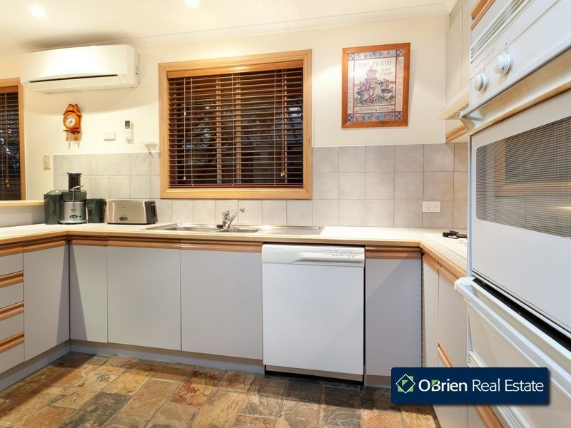 12 Millgrove Way, Berwick VIC 3806