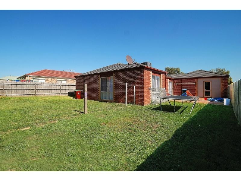 32 Raffindale Crescent, Cranbourne West VIC 3977