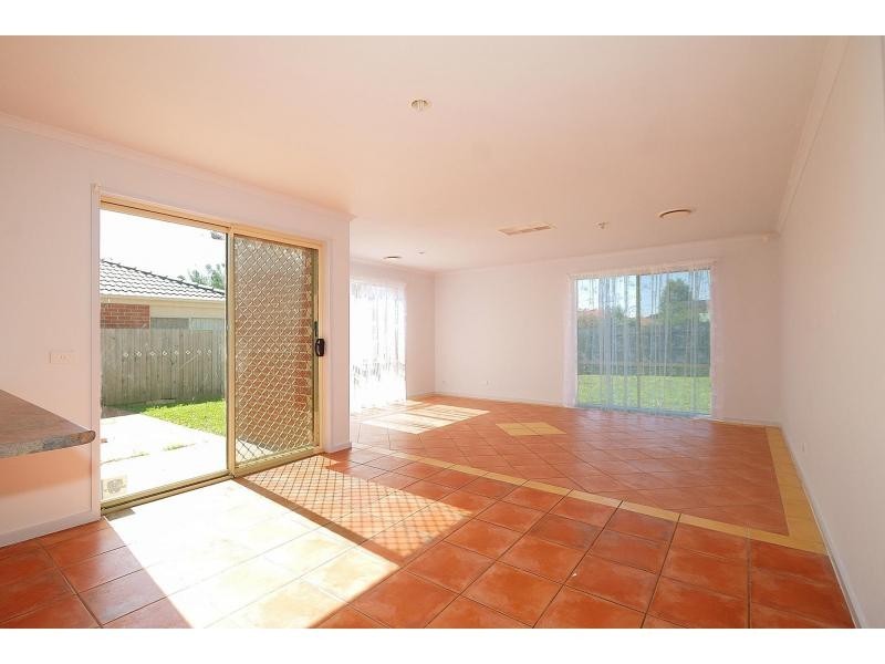 32 Raffindale Crescent, Cranbourne West VIC 3977