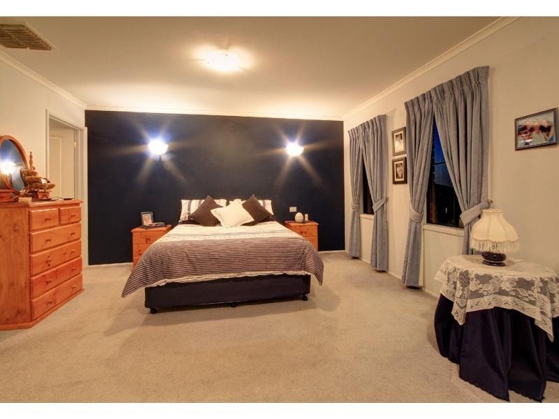 20 McCubbin Way, Berwick VIC 3806