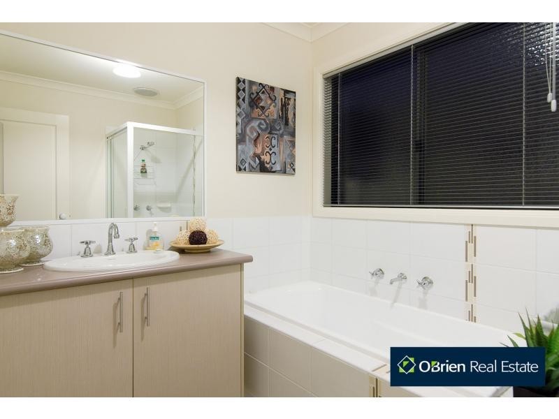 18 Pipetrack Circuit, Cranbourne East VIC 3977