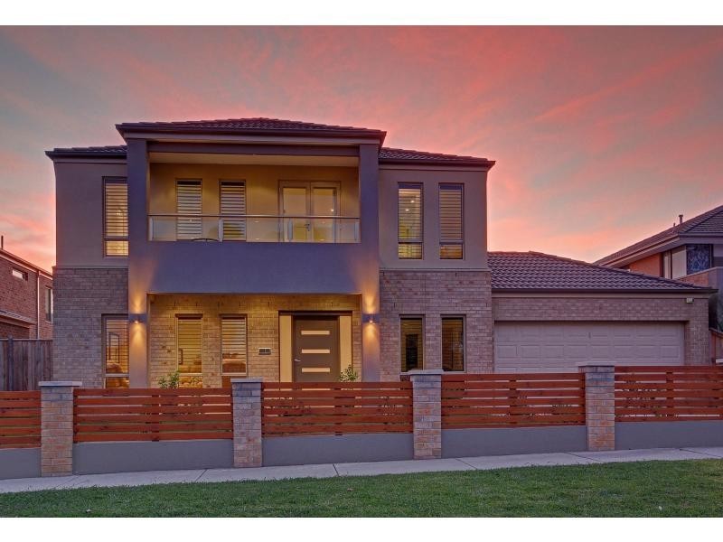 32 Lakeside Drive, Berwick VIC 3806