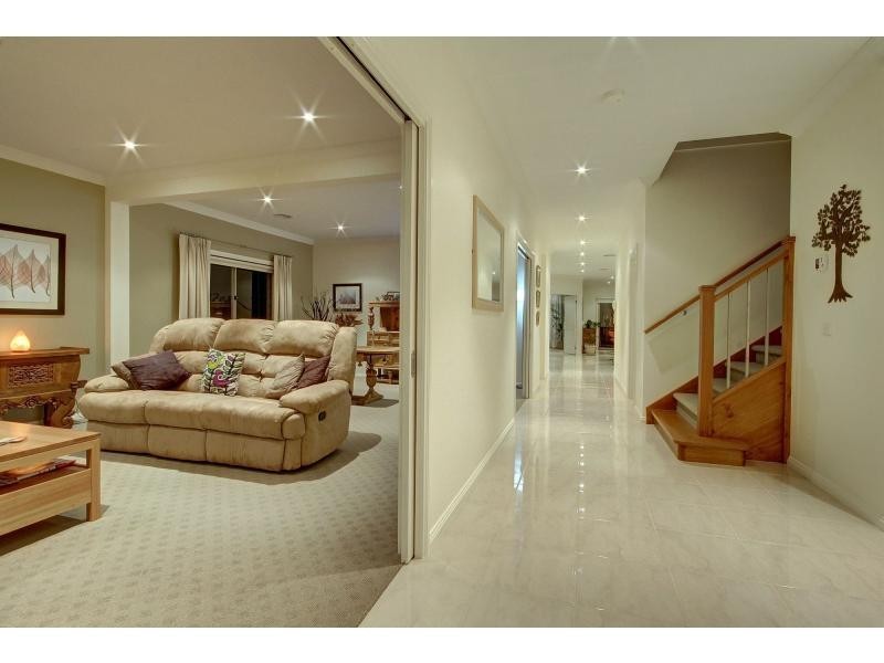 32 Lakeside Drive, Berwick VIC 3806