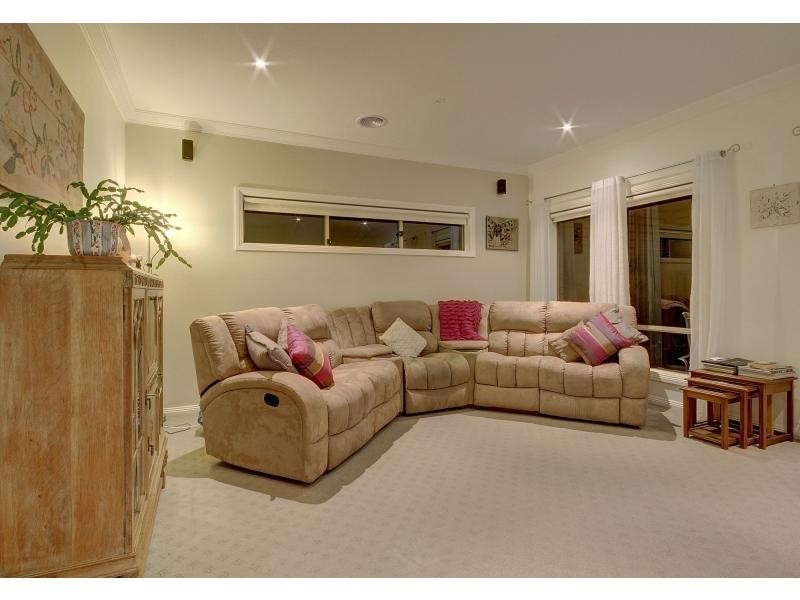 32 Lakeside Drive, Berwick VIC 3806