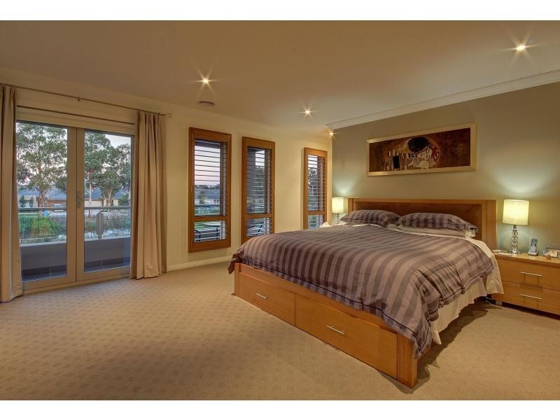 32 Lakeside Drive, Berwick VIC 3806