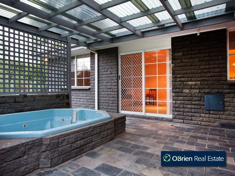 24 Carolyn Close, Narre Warren North VIC 3804