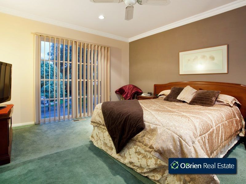 24 Carolyn Close, Narre Warren North VIC 3804