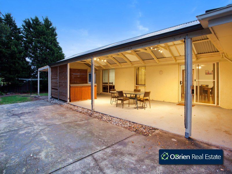 44 Courtenay Avenue, Cranbourne North VIC 3977