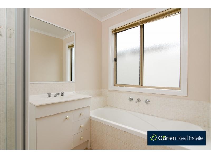 8 Wattlebird Court, Narre Warren VIC 3805