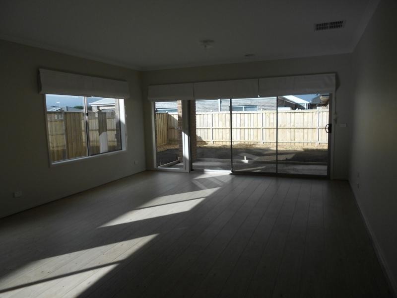 50 Evesham Crescent, Cranbourne North VIC 3977