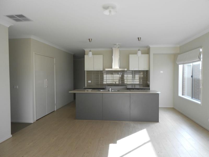 50 Evesham Crescent, Cranbourne North VIC 3977