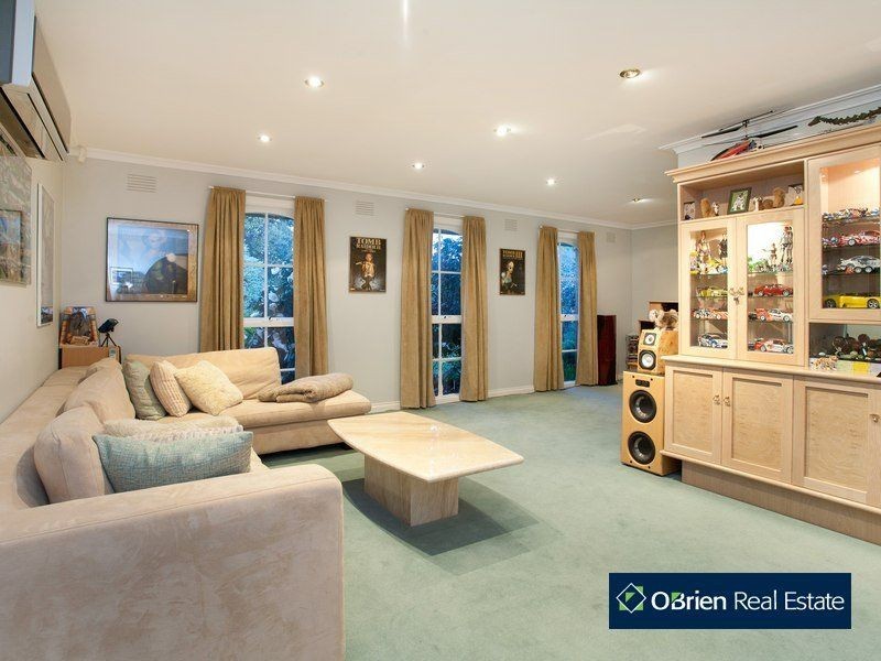 27 John Fawkner Drive, Endeavour Hills VIC 3802