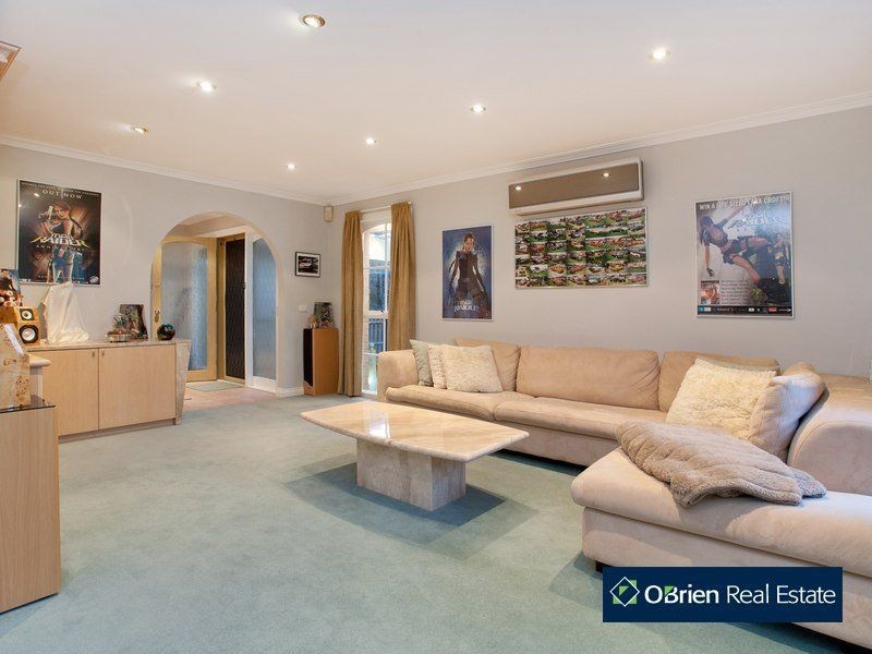 27 John Fawkner Drive, Endeavour Hills VIC 3802