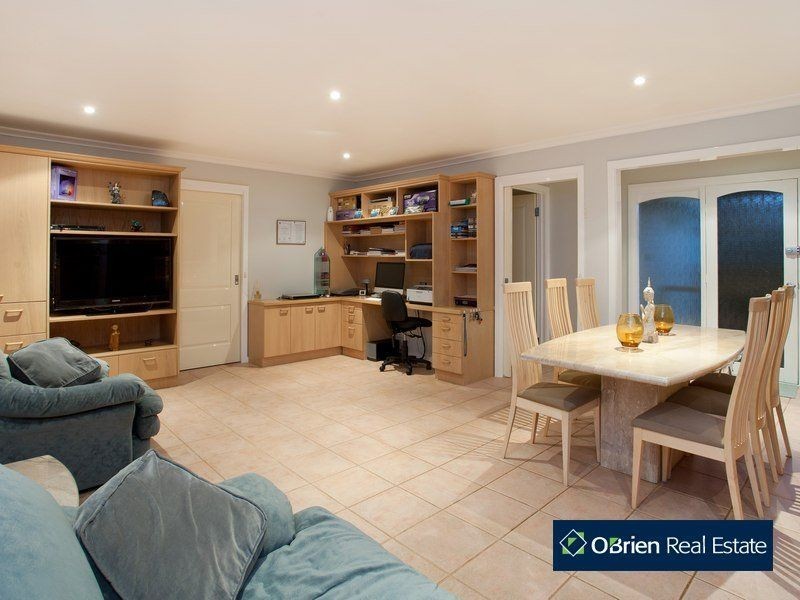 27 John Fawkner Drive, Endeavour Hills VIC 3802