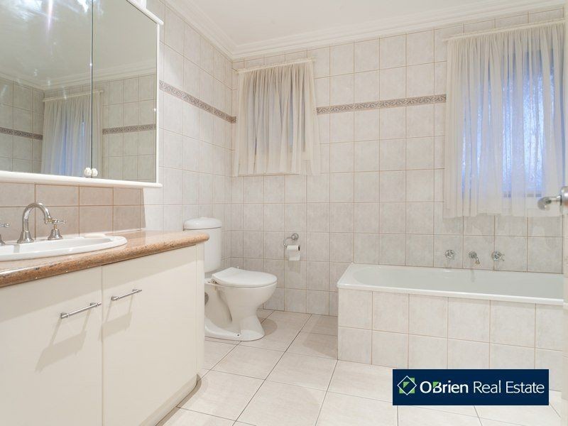 27 John Fawkner Drive, Endeavour Hills VIC 3802