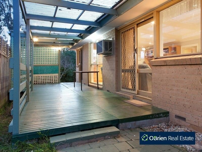 27 John Fawkner Drive, Endeavour Hills VIC 3802