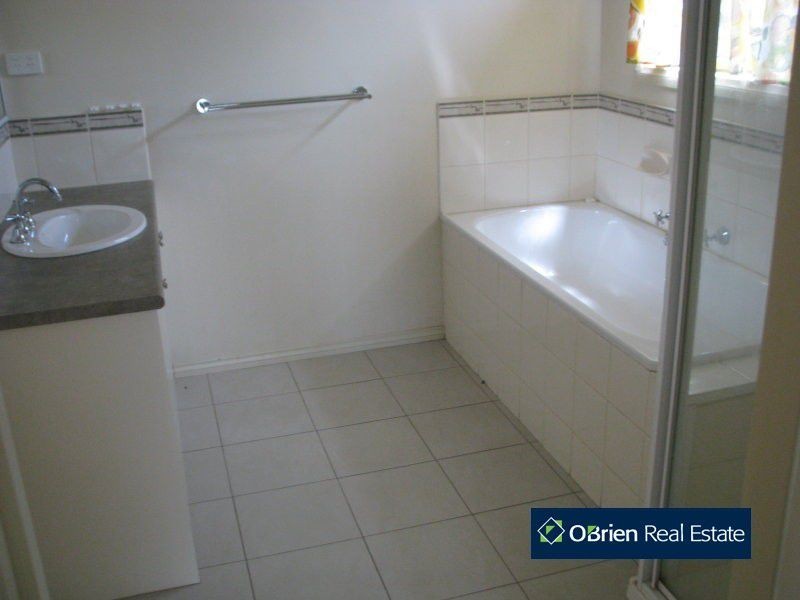 14 Wakenshaw Crescent, Pakenham VIC 3810