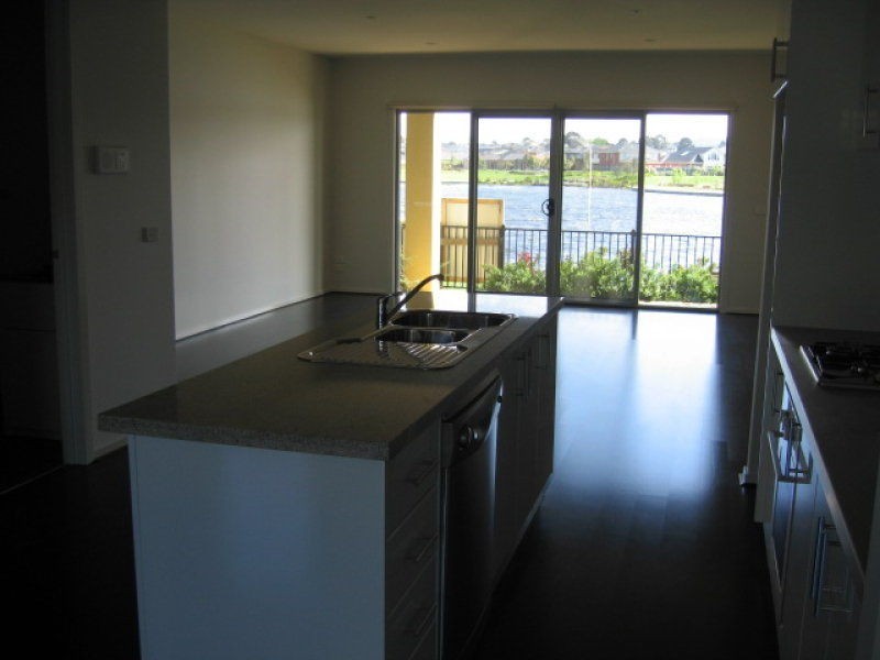 2/2 The Entrance, Pakenham VIC 3810