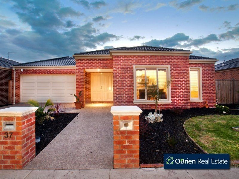 37 Charlbury Crescent, Cranbourne North VIC 3977
