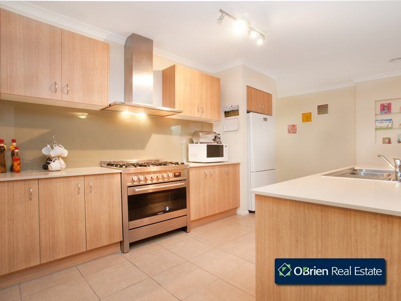 37 Charlbury Crescent, Cranbourne North VIC 3977