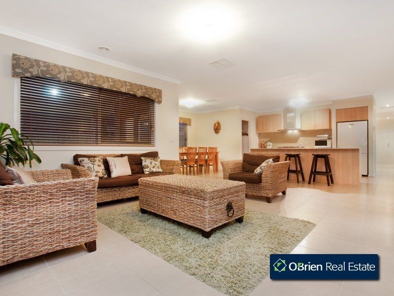 37 Charlbury Crescent, Cranbourne North VIC 3977