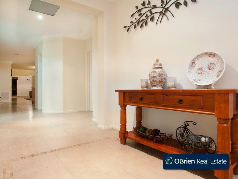 37 Charlbury Crescent, Cranbourne North VIC 3977