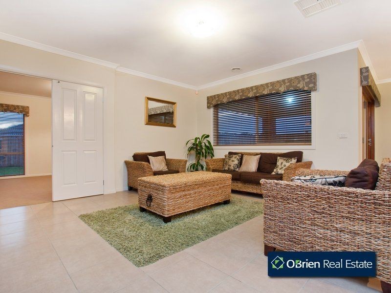 37 Charlbury Crescent, Cranbourne North VIC 3977