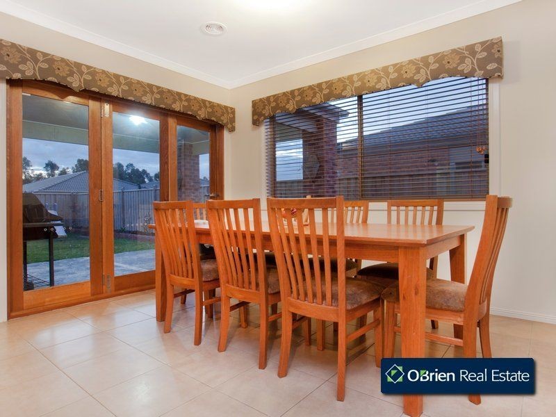 37 Charlbury Crescent, Cranbourne North VIC 3977