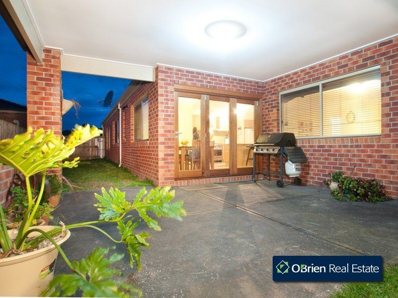 37 Charlbury Crescent, Cranbourne North VIC 3977