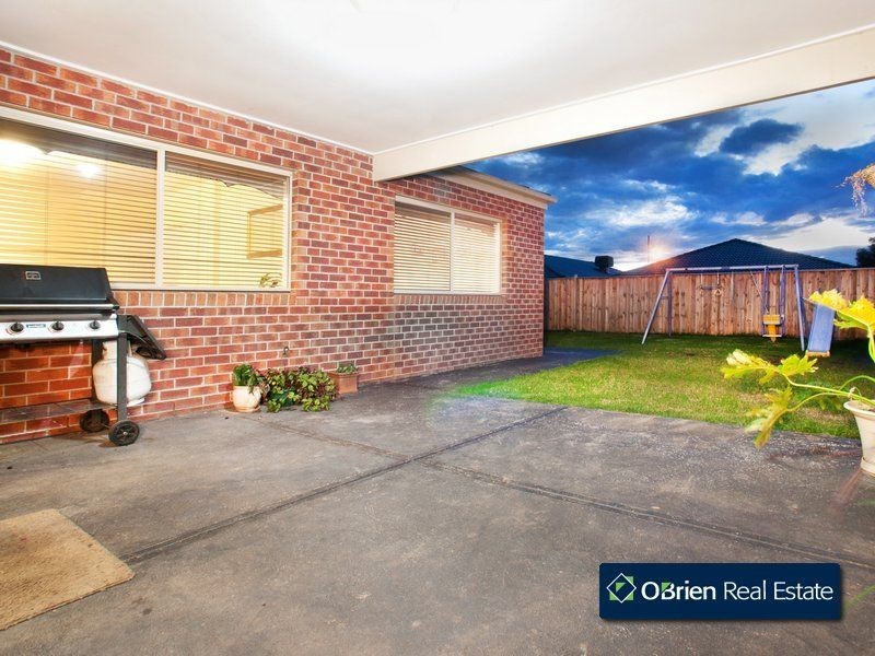 37 Charlbury Crescent, Cranbourne North VIC 3977