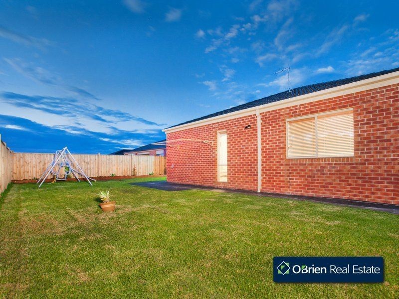 37 Charlbury Crescent, Cranbourne North VIC 3977