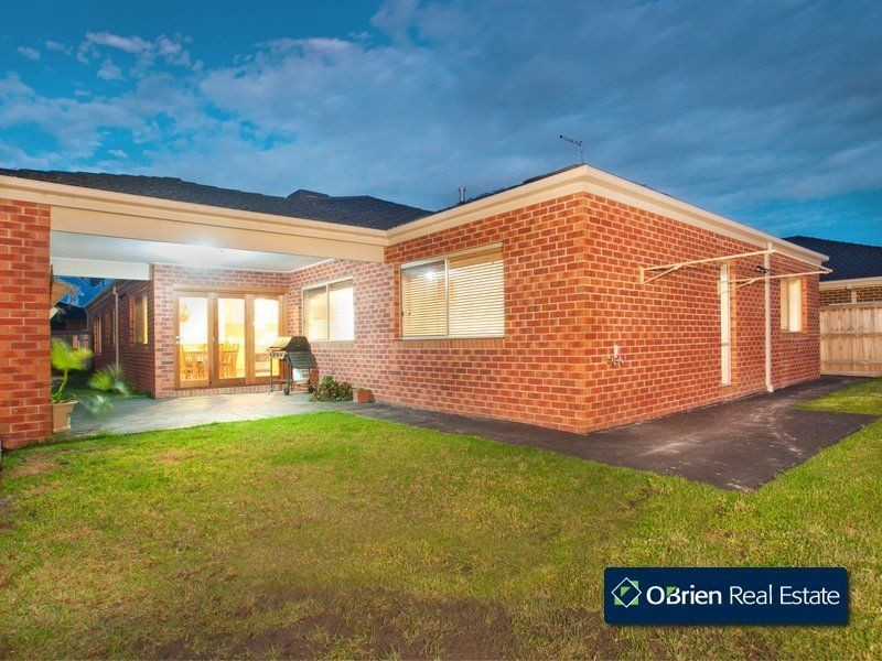 37 Charlbury Crescent, Cranbourne North VIC 3977